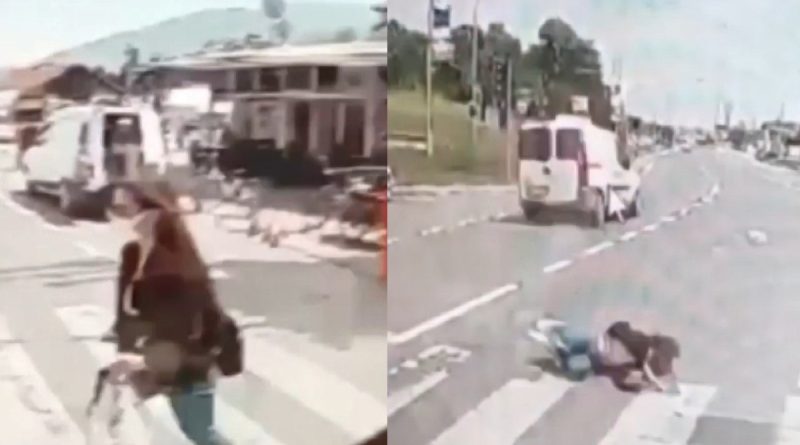 Yolun karşısına geçmeye çalışırken araç çarptı, yerden kalkıp yoluna devam etti