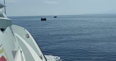 Yunanlar denizin ortasına bıraktı