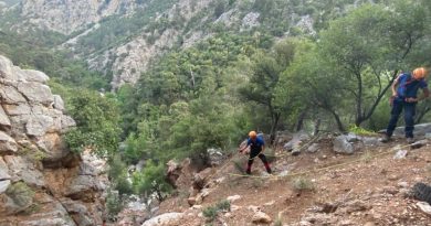 Yürüyüşe çıktıkları ormanlık alanda yönlerini kaybedip dağlık alanda mahsur kaldılar