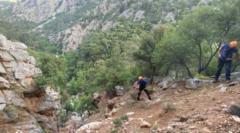 Yürüyüşe çıktıkları ormanlık alanda yönlerini kaybedip dağlık alanda mahsur kaldılar