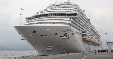 Yüzen otel İzmir Limanı’na demir attı