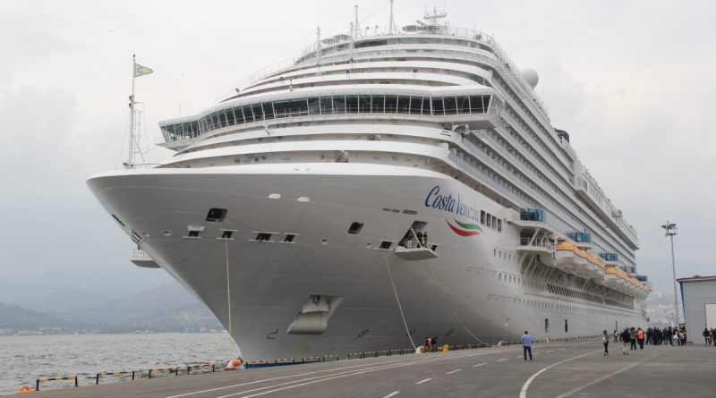 Yüzen otel İzmir Limanı’na demir attı