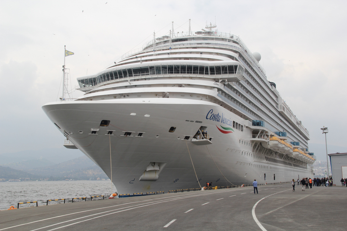 Yüzen otel İzmir Limanı’na demir attı