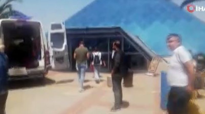 Zafer Plaza'da göçük... Bir mağazanın tavanı çöktü, büyük panik yaşandı