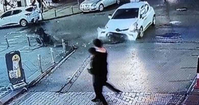 Zeytinburnu’nda motosikletli gençlerin havaya fırladığı feci kaza kamerada