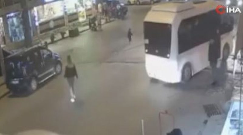 Zeytinburnu’nda yola atlayan kız çocuğunu ezilmekten bekçiler kurtardı...O anlar kamerada