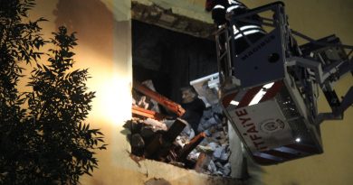 100 metrelik kuleye çıkan iki şahıs, kule içinde göçük olunca enkaz altında mahsur kaldı