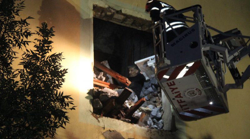 100 metrelik kuleye çıkan iki şahıs, kule içinde göçük olunca enkaz altında mahsur kaldı