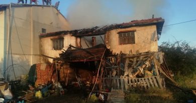 2 katlı kerpiç ev yangında enkaza döndü, ev sahibi ise hastanelik oldu