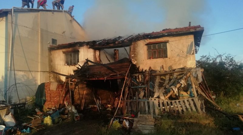 2 katlı kerpiç ev yangında enkaza döndü, ev sahibi ise hastanelik oldu