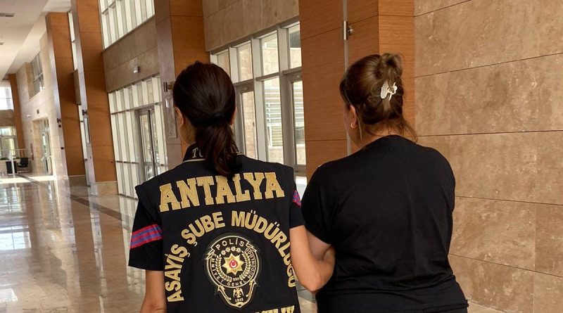 2 kişiyi 93 bin TL dolandıran kadın polisten kaçamadı