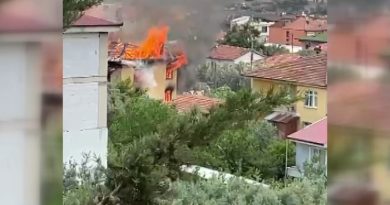 3 katlı bina küle döndü