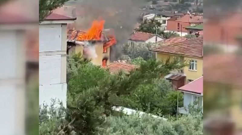 3 katlı bina küle döndü