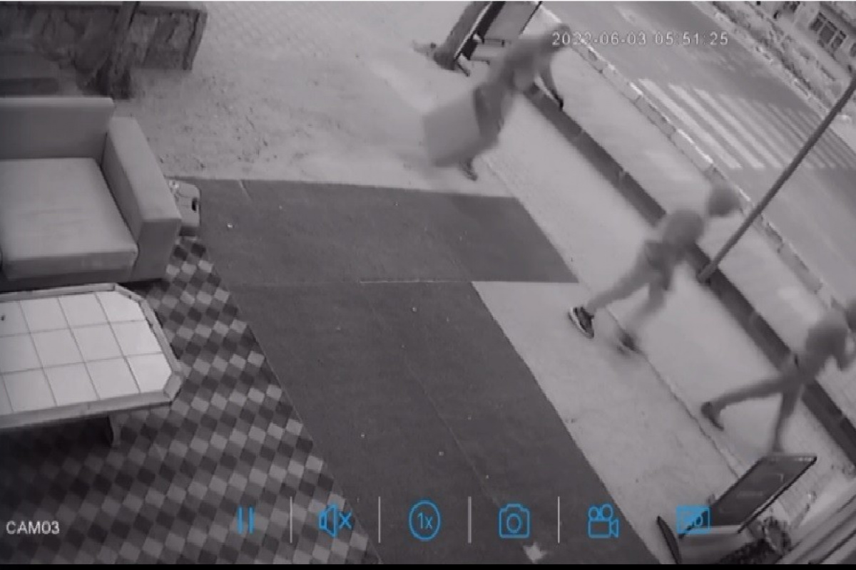 45 dakika boyunca hırsızlık yaptılar, kameraya el sallayarak dalga geçtiler