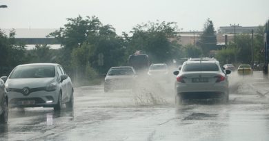 5 dakikalık sağanak Edirne’nin bozuk yollarını göle çevirdi
