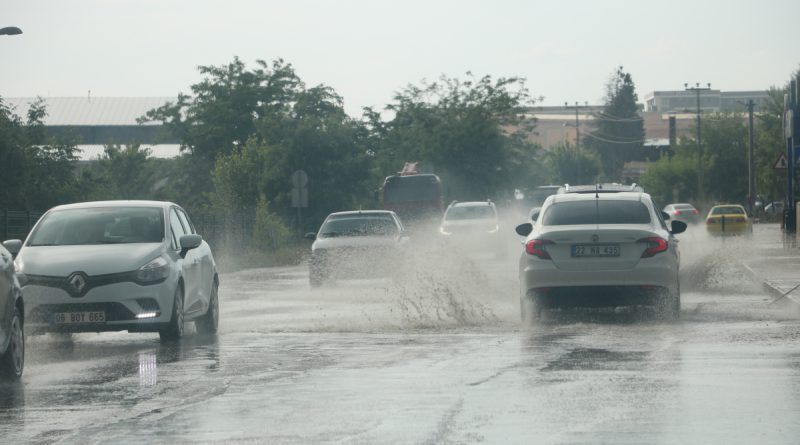 5 dakikalık sağanak Edirne’nin bozuk yollarını göle çevirdi