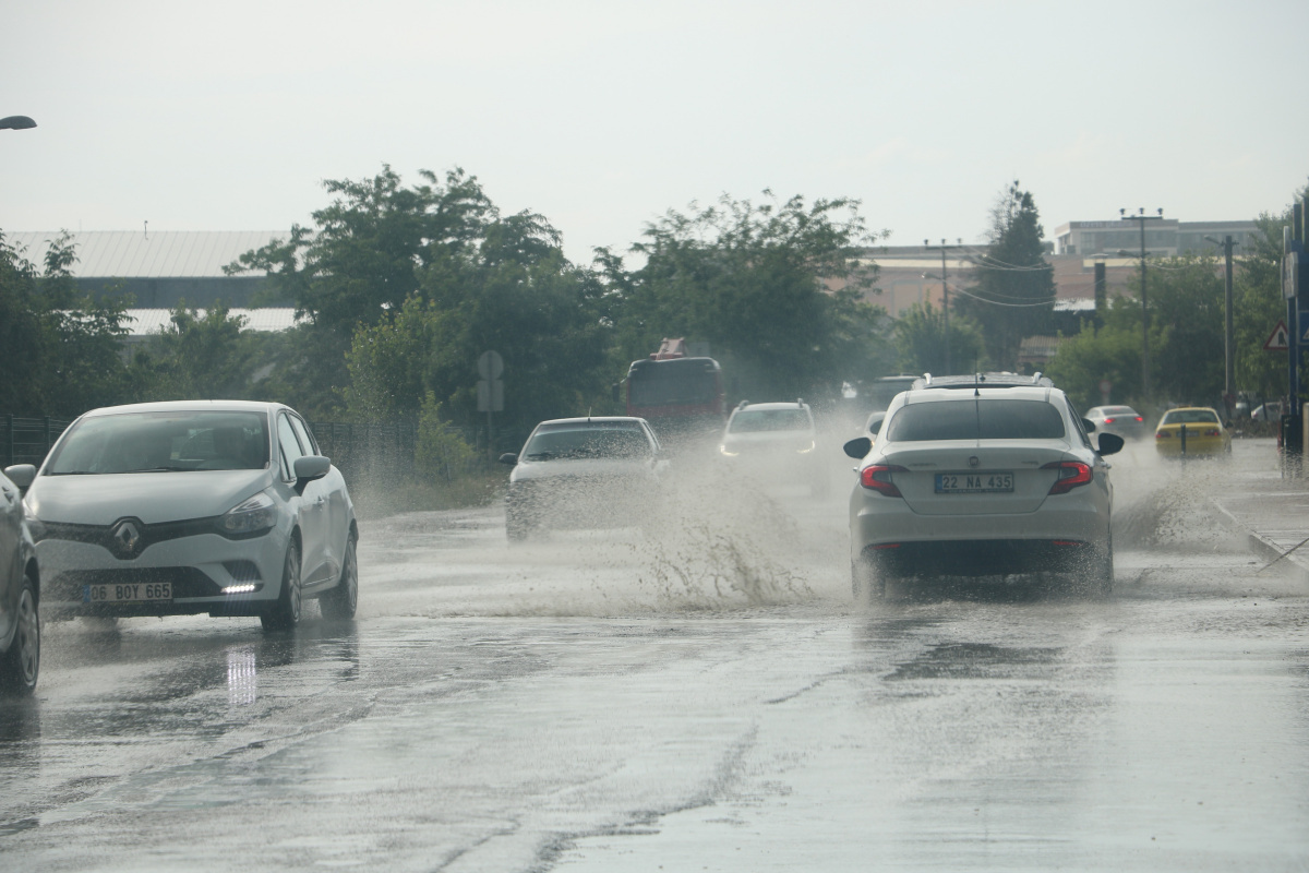 5 dakikalık sağanak Edirne’nin bozuk yollarını göle çevirdi