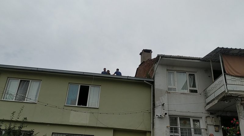 5 evi soyan kadın hırsız tabletten yapılan tespit sonucu çatıdan çatıya kaçarken yakalandı