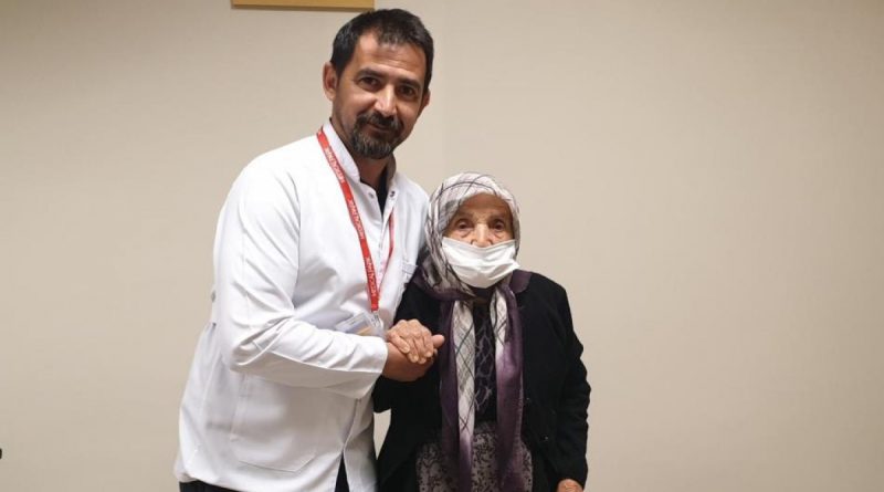 92 yaşında karnındaki 15 cm kitleden kurtuldu