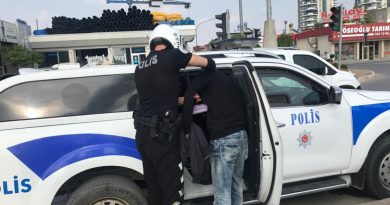 Adana’da kavşaklarda dilenen ve cam silen 80 kişi yakalandı