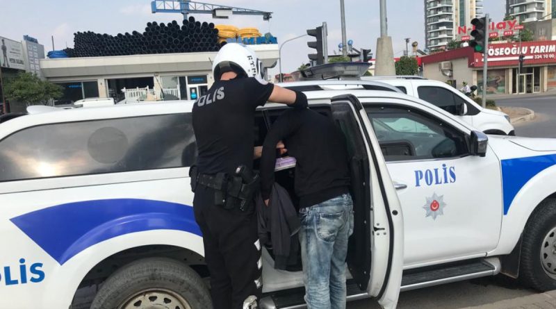 Adana’da kavşaklarda dilenen ve cam silen 80 kişi yakalandı