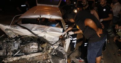Adana’da otomobil işçi servisine arkadan çarptı: 6 yaralı