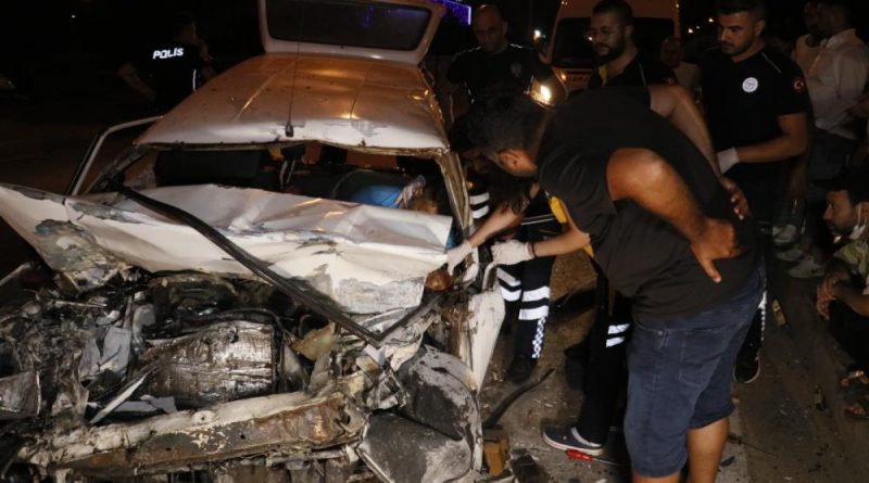 Adana’da otomobil işçi servisine arkadan çarptı: 6 yaralı