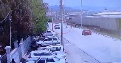 Adrenalin olsun diye araçların önüne atlayan öğrencilerden biri ölümden kıl payı kurtuldu