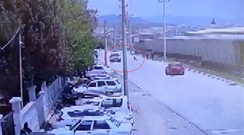 Adrenalin olsun diye araçların önüne atlayan öğrencilerden biri ölümden kıl payı kurtuldu