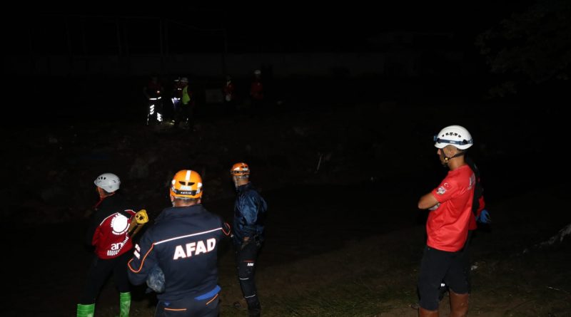 AFAD: 'Sel bölgesinde kayıp olduğu bilgisi alınan bir vatandaşımızı arama çalışmaları devam etmektedir'