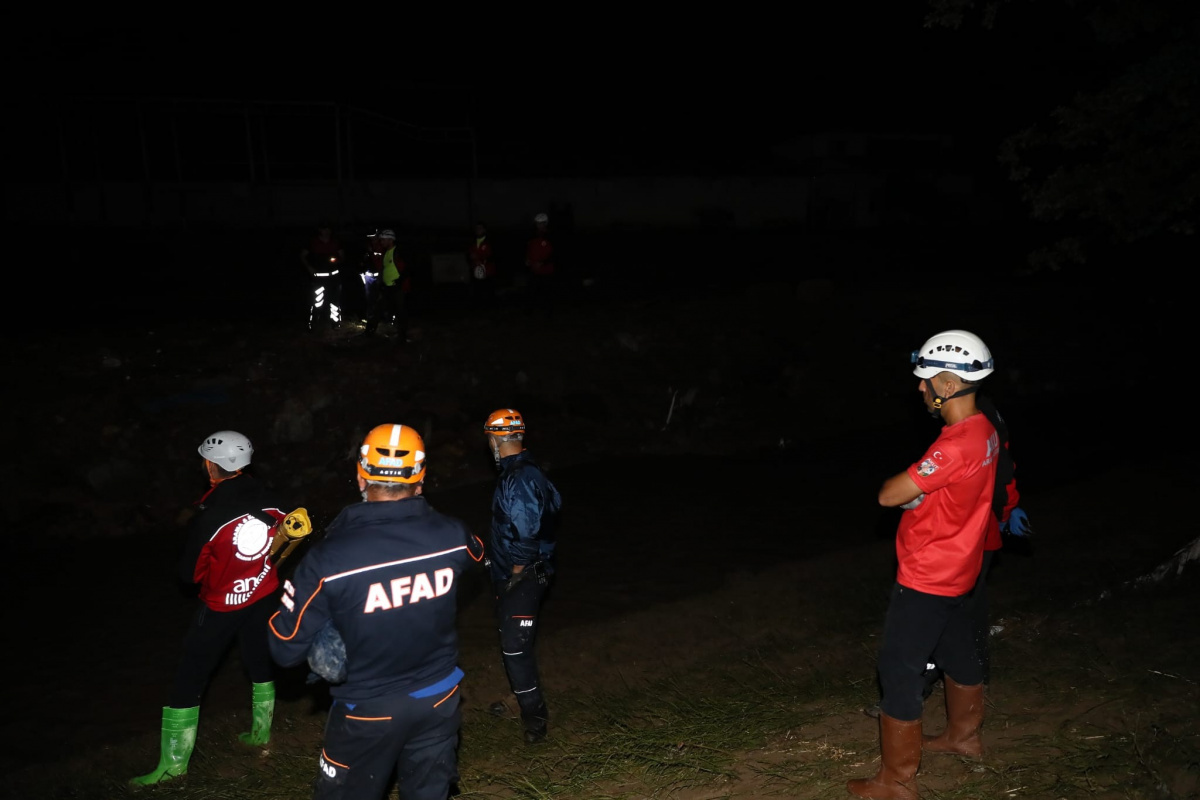 AFAD: 'Sel bölgesinde kayıp olduğu bilgisi alınan bir vatandaşımızı arama çalışmaları devam etmektedir'