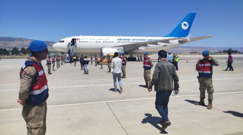 Afganlı 227 göçmen daha ülkelerine gönderildi