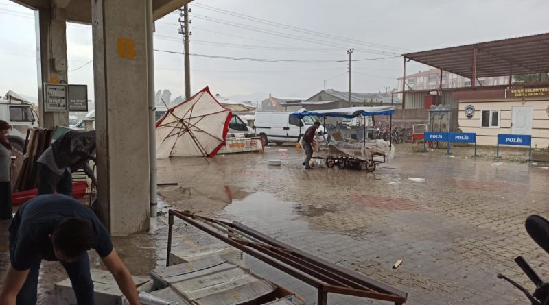 Afyonkarahisar'da şiddetli yağmur ve rüzgar hayatı olumsuz etkiledi