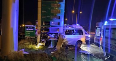 Ağrı’da araç direğe çarptı: 2 ölü, 1 yaralı