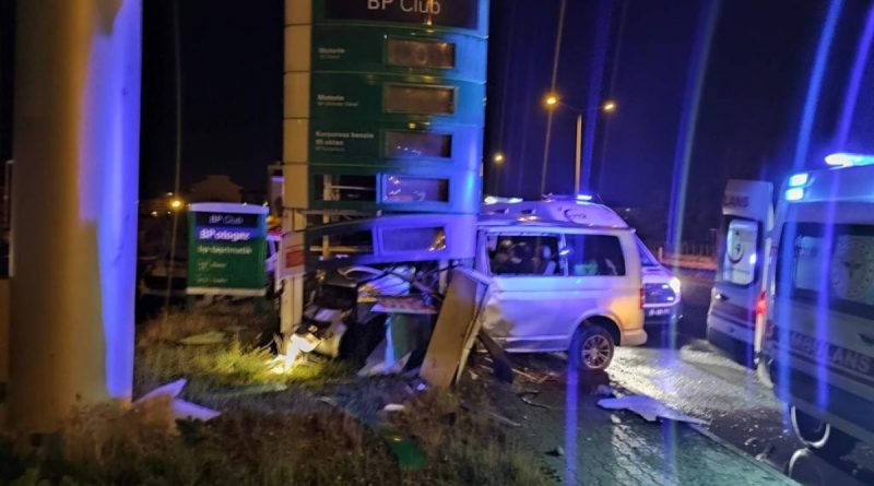 Ağrı’da araç direğe çarptı: 2 ölü, 1 yaralı