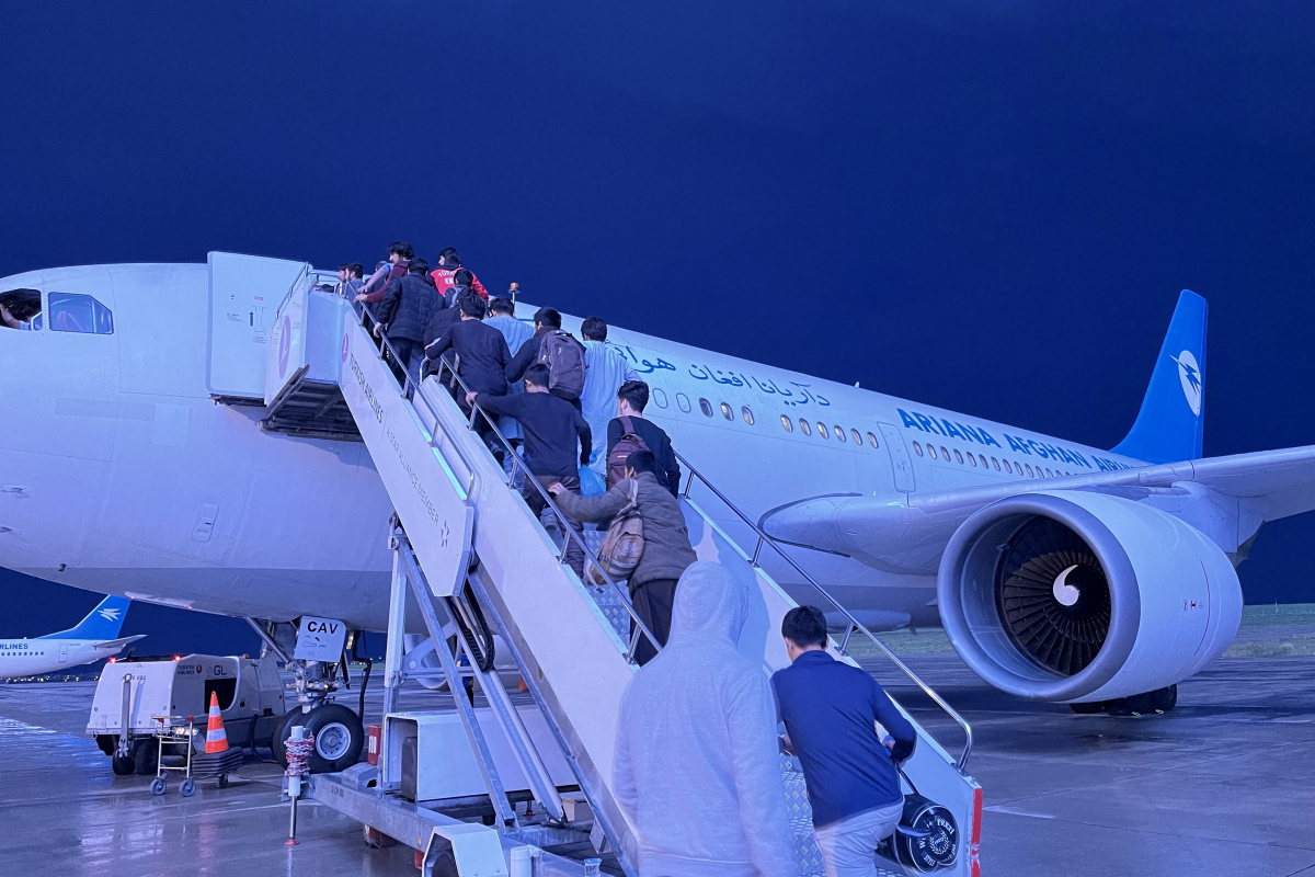 Ağrı’da sınır dışı edilen 227 Afgan göçmen uçakla ülkelerine gönderildi