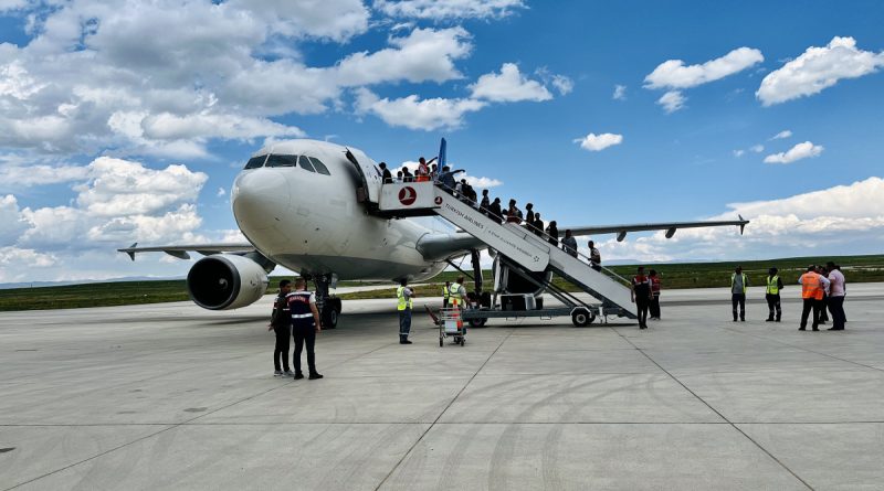 Ağrı’da sınır dışı edilen 499 Afgan göçmen uçakla ülkelerine gönderildi
