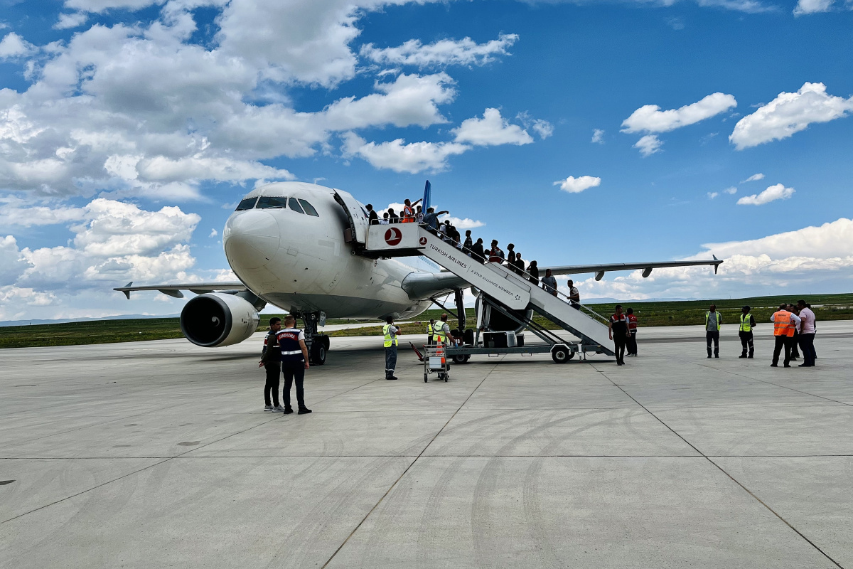 Ağrı’da sınır dışı edilen 499 Afgan göçmen uçakla ülkelerine gönderildi