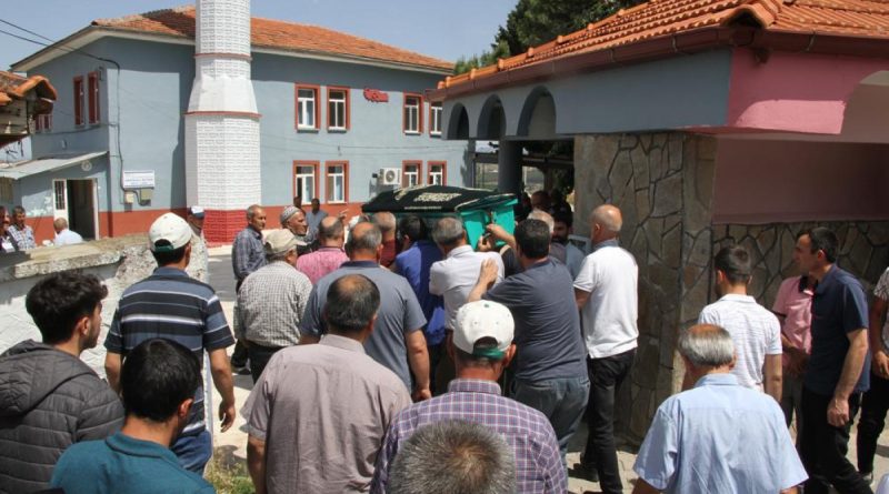 Ailesi uyurken evi yakan baba defnedildi