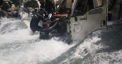 Alanya'da devrilen kamyondaki 1 kişi Alara Çayının sularına kapılarak kayboldu