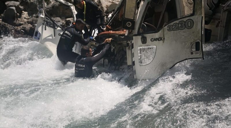Alanya'da devrilen kamyondaki 1 kişi Alara Çayının sularına kapılarak kayboldu
