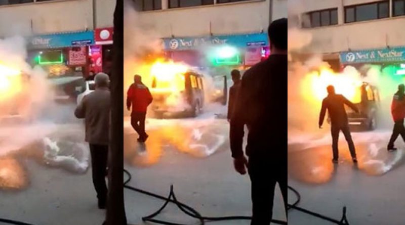 Alev alev yanan hafif ticari araç küle döndü