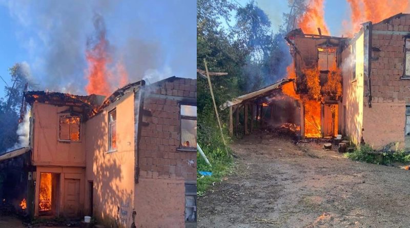 Alevlere teslim olan iki katlı ev küle döndü