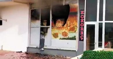 Alevlere teslim olan kokoreç dükkanı küle döndü