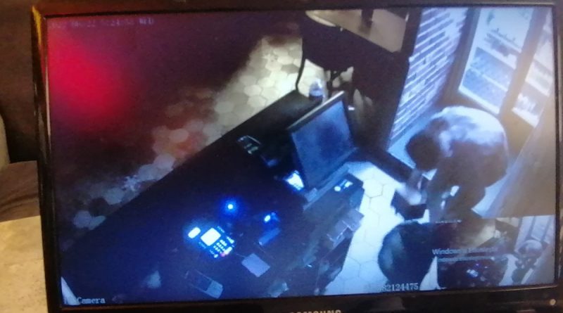 Alışveriş merkezindeki bahşiş kutularını çalıp kaçtı