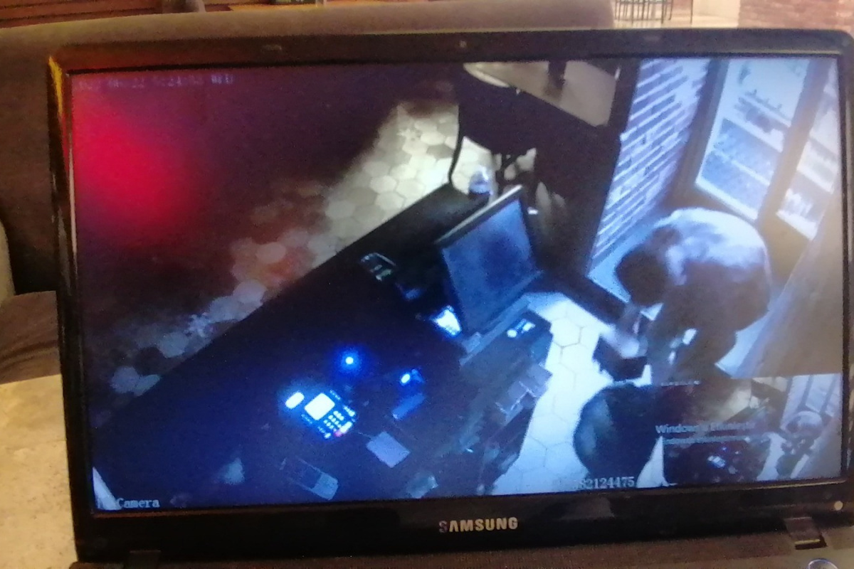 Alışveriş merkezindeki bahşiş kutularını çalıp kaçtı