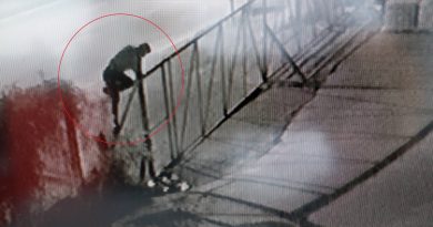 Alkollü şahsın tel örgülerin üzerinden geçerken düşme anı kamerada