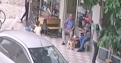 Amasya'da 1 yaşındaki çocuk balkondan apartman görevlisinin üstüne düştü: O anlar kamerada