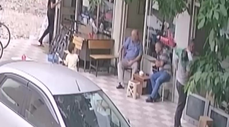 Amasya'da 1 yaşındaki çocuk balkondan apartman görevlisinin üstüne düştü: O anlar kamerada