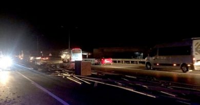 Ambulans kamyon kasasından dökülen kerestelere çarptı : 1 yaralı